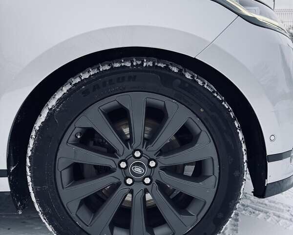 Серый Ленд Ровер Рендж Ровер Велар, объемом двигателя 2 л и пробегом 83 тыс. км за 38900 $, фото 4 на Automoto.ua