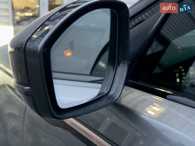 Сірий Ленд Ровер Рендж Ровер Велар, об'ємом двигуна 2 л та пробігом 93 тис. км за 43500 $, фото 13 на Automoto.ua