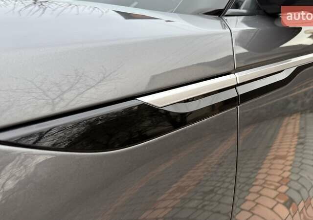 Серый Ленд Ровер Рендж Ровер Велар, объемом двигателя 2 л и пробегом 102 тыс. км за 37500 $, фото 28 на Automoto.ua