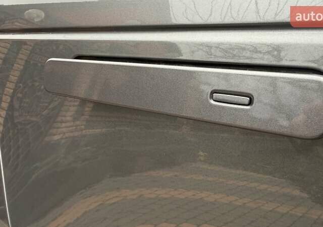 Серый Ленд Ровер Рендж Ровер Велар, объемом двигателя 2 л и пробегом 102 тыс. км за 37500 $, фото 14 на Automoto.ua