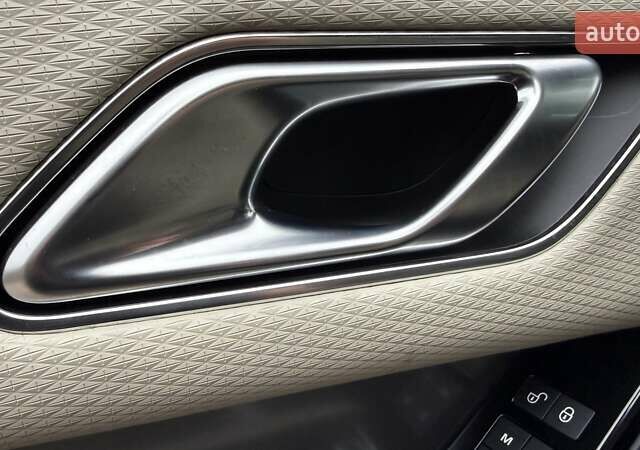 Серый Ленд Ровер Рендж Ровер Велар, объемом двигателя 2 л и пробегом 102 тыс. км за 37500 $, фото 48 на Automoto.ua