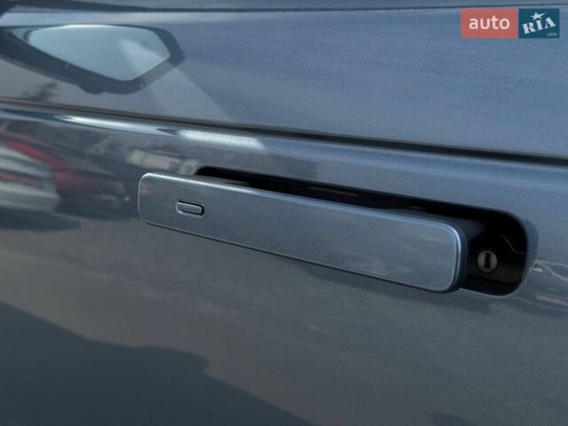 Серый Ленд Ровер Рендж Ровер Велар, объемом двигателя 3 л и пробегом 242 тыс. км за 25999 $, фото 7 на Automoto.ua