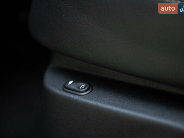 Сірий Ленд Ровер Рендж Ровер Велар, об'ємом двигуна 2 л та пробігом 49 тис. км за 39900 $, фото 24 на Automoto.ua