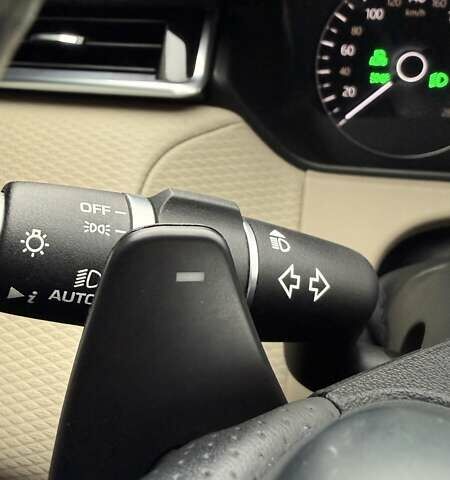 Серый Ленд Ровер Рендж Ровер Велар, объемом двигателя 2 л и пробегом 102 тыс. км за 37500 $, фото 39 на Automoto.ua