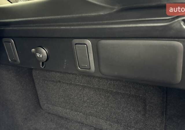 Серый Ленд Ровер Рендж Ровер Велар, объемом двигателя 2 л и пробегом 102 тыс. км за 37500 $, фото 78 на Automoto.ua