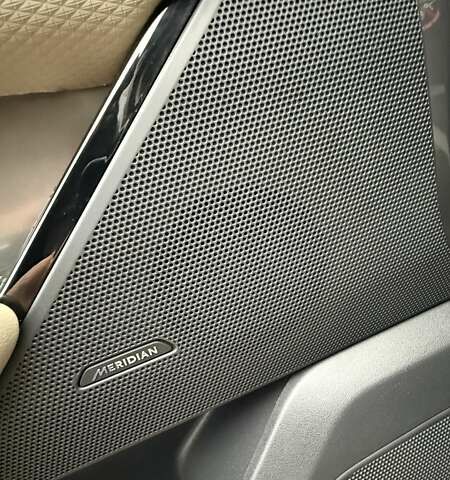 Серый Ленд Ровер Рендж Ровер Велар, объемом двигателя 2 л и пробегом 102 тыс. км за 37500 $, фото 47 на Automoto.ua