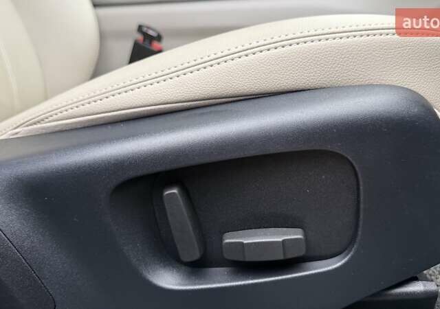 Серый Ленд Ровер Рендж Ровер Велар, объемом двигателя 2 л и пробегом 102 тыс. км за 37500 $, фото 70 на Automoto.ua