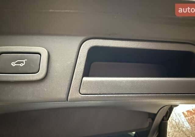 Серый Ленд Ровер Рендж Ровер Велар, объемом двигателя 2 л и пробегом 102 тыс. км за 37500 $, фото 77 на Automoto.ua