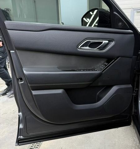 Серый Ленд Ровер Рендж Ровер Велар, объемом двигателя 2 л и пробегом 101 тыс. км за 39999 $, фото 15 на Automoto.ua