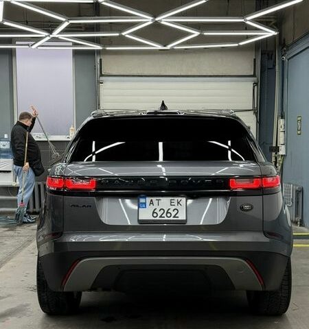 Серый Ленд Ровер Рендж Ровер Велар, объемом двигателя 2 л и пробегом 101 тыс. км за 39999 $, фото 5 на Automoto.ua