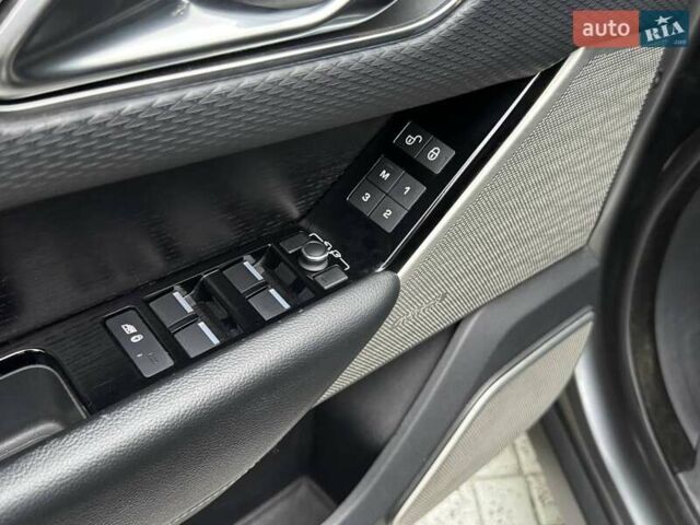 Серый Ленд Ровер Рендж Ровер Велар, объемом двигателя 2 л и пробегом 155 тыс. км за 34990 $, фото 12 на Automoto.ua