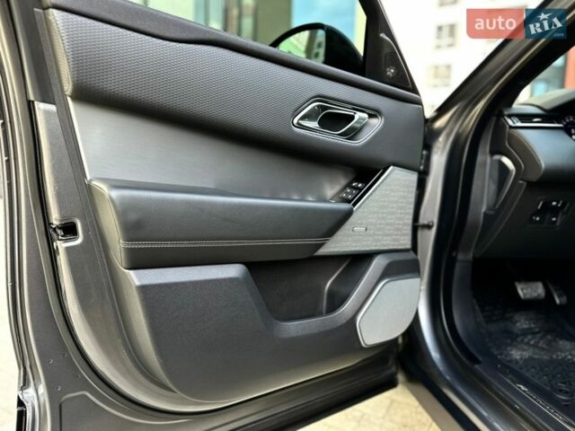 Серый Ленд Ровер Рендж Ровер Велар, объемом двигателя 2 л и пробегом 174 тыс. км за 33990 $, фото 32 на Automoto.ua