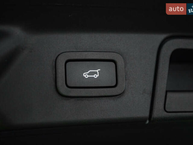 Сірий Ленд Ровер Рендж Ровер Велар, об'ємом двигуна 2 л та пробігом 49 тис. км за 39900 $, фото 17 на Automoto.ua