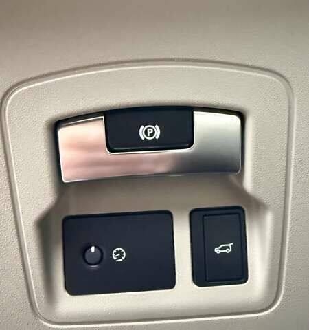 Серый Ленд Ровер Рендж Ровер Велар, объемом двигателя 2 л и пробегом 102 тыс. км за 37500 $, фото 46 на Automoto.ua