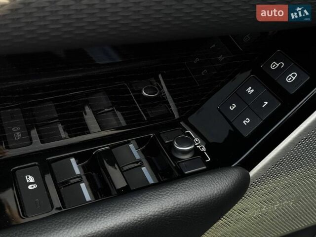 Серый Ленд Ровер Рендж Ровер Велар, объемом двигателя 3 л и пробегом 242 тыс. км за 25999 $, фото 34 на Automoto.ua