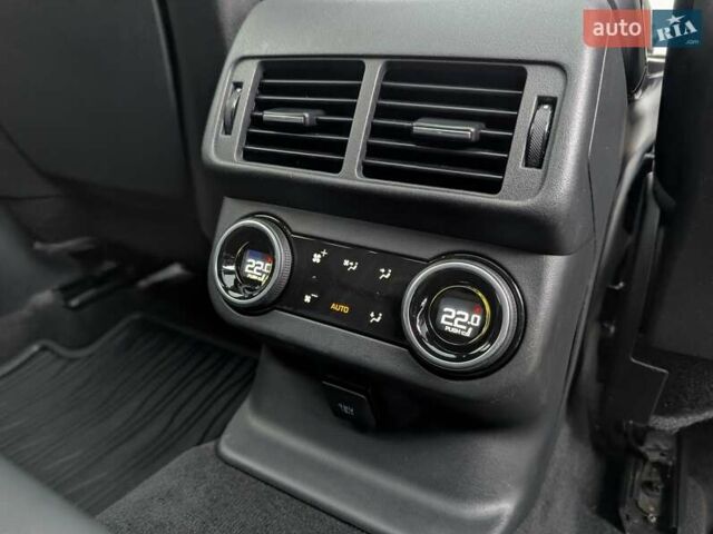 Серый Ленд Ровер Рендж Ровер Велар, объемом двигателя 3 л и пробегом 242 тыс. км за 29999 $, фото 41 на Automoto.ua