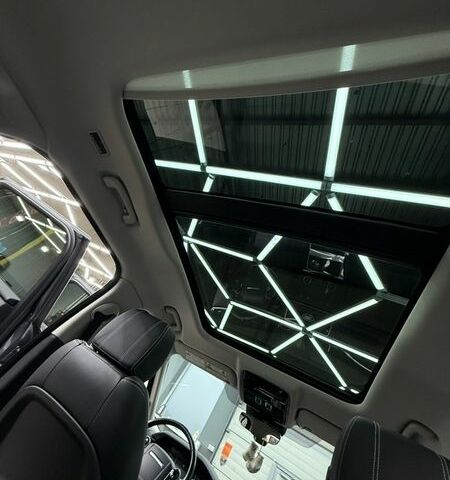 Серый Ленд Ровер Рендж Ровер Велар, объемом двигателя 2 л и пробегом 101 тыс. км за 39999 $, фото 12 на Automoto.ua