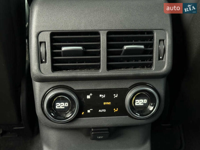 Серый Ленд Ровер Рендж Ровер Велар, объемом двигателя 3 л и пробегом 102 тыс. км за 38000 $, фото 39 на Automoto.ua