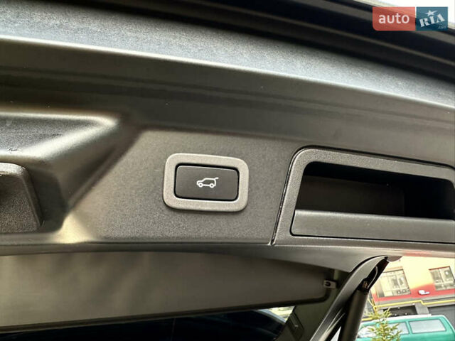 Сірий Ленд Ровер Рендж Ровер Велар, об'ємом двигуна 2 л та пробігом 174 тис. км за 34800 $, фото 53 на Automoto.ua
