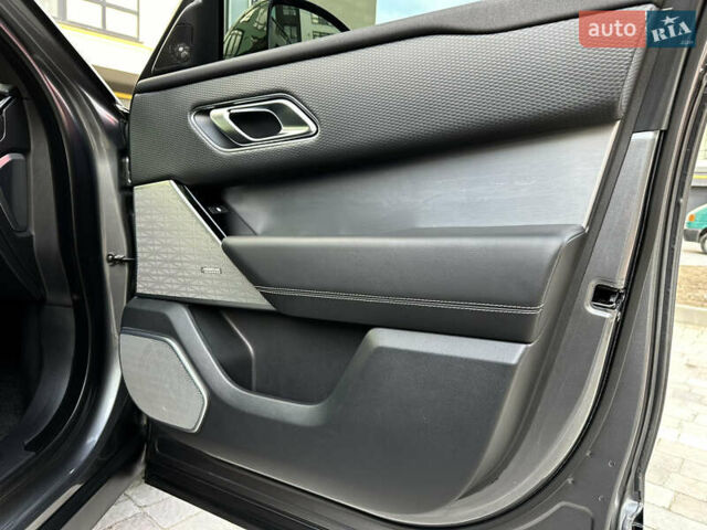 Серый Ленд Ровер Рендж Ровер Велар, объемом двигателя 2 л и пробегом 174 тыс. км за 34800 $, фото 55 на Automoto.ua