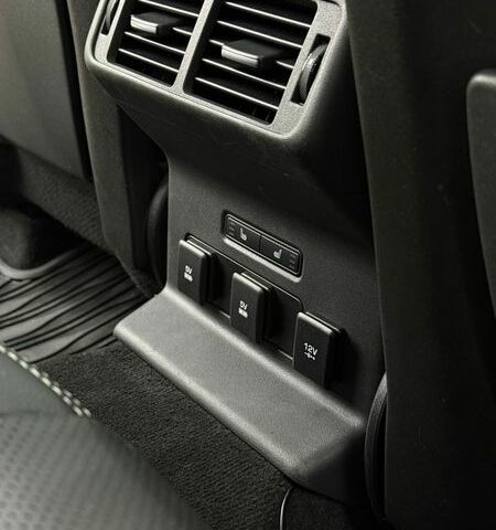 Серый Ленд Ровер Рендж Ровер Велар, объемом двигателя 2 л и пробегом 101 тыс. км за 39999 $, фото 18 на Automoto.ua