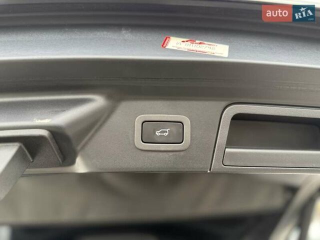 Сірий Ленд Ровер Рендж Ровер Велар, об'ємом двигуна 2 л та пробігом 130 тис. км за 34650 $, фото 12 на Automoto.ua