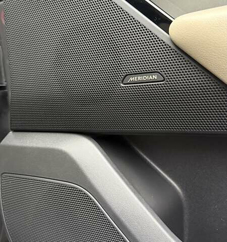 Серый Ленд Ровер Рендж Ровер Велар, объемом двигателя 2 л и пробегом 102 тыс. км за 37500 $, фото 71 на Automoto.ua