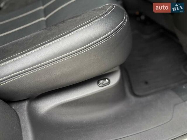 Серый Ленд Ровер Рендж Ровер Велар, объемом двигателя 2 л и пробегом 130 тыс. км за 34650 $, фото 20 на Automoto.ua