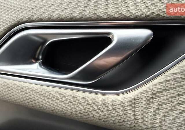 Серый Ленд Ровер Рендж Ровер Велар, объемом двигателя 2 л и пробегом 102 тыс. км за 37500 $, фото 66 на Automoto.ua