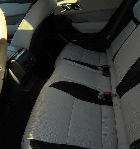 Серый Ленд Ровер Рендж Ровер Велар, объемом двигателя 2 л и пробегом 98 тыс. км за 41500 $, фото 4 на Automoto.ua