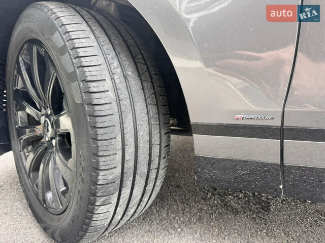 Серый Ленд Ровер Рендж Ровер Велар, объемом двигателя 2 л и пробегом 52 тыс. км за 32900 $, фото 7 на Automoto.ua