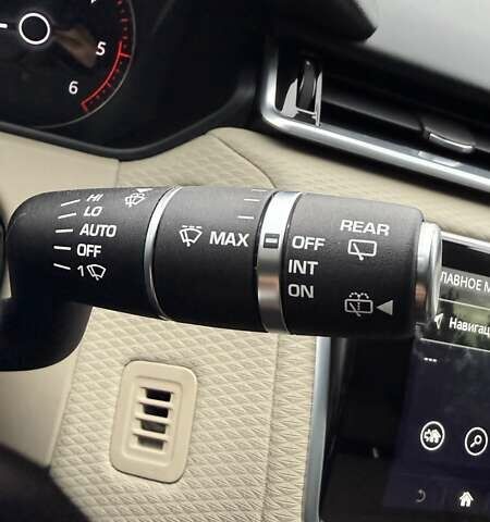 Серый Ленд Ровер Рендж Ровер Велар, объемом двигателя 2 л и пробегом 102 тыс. км за 37500 $, фото 41 на Automoto.ua