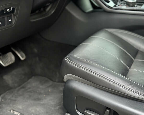 Серый Ленд Ровер Рендж Ровер Велар, объемом двигателя 2 л и пробегом 52 тыс. км за 32900 $, фото 18 на Automoto.ua