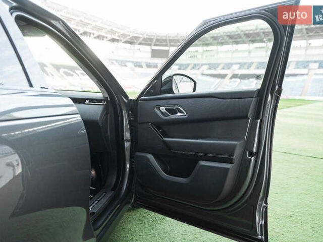 Сірий Ленд Ровер Рендж Ровер Велар, об'ємом двигуна 2 л та пробігом 49 тис. км за 39900 $, фото 18 на Automoto.ua