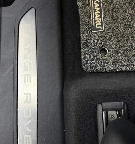 Серый Ленд Ровер Рендж Ровер Велар, объемом двигателя 2 л и пробегом 102 тыс. км за 37500 $, фото 53 на Automoto.ua