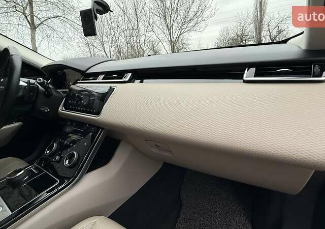 Серый Ленд Ровер Рендж Ровер Велар, объемом двигателя 2 л и пробегом 102 тыс. км за 37500 $, фото 68 на Automoto.ua