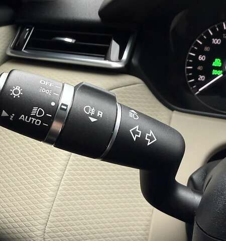 Серый Ленд Ровер Рендж Ровер Велар, объемом двигателя 2 л и пробегом 102 тыс. км за 37500 $, фото 42 на Automoto.ua