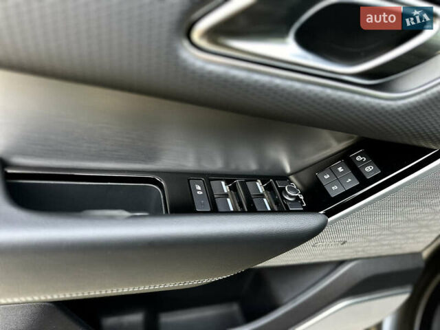 Сірий Ленд Ровер Рендж Ровер Велар, об'ємом двигуна 2 л та пробігом 174 тис. км за 34800 $, фото 24 на Automoto.ua