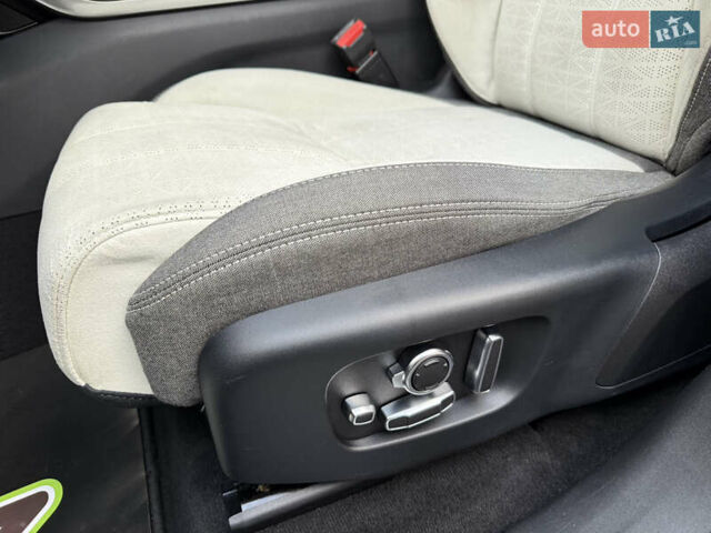 Сірий Ленд Ровер Рендж Ровер Велар, об'ємом двигуна 2 л та пробігом 30 тис. км за 39999 $, фото 43 на Automoto.ua