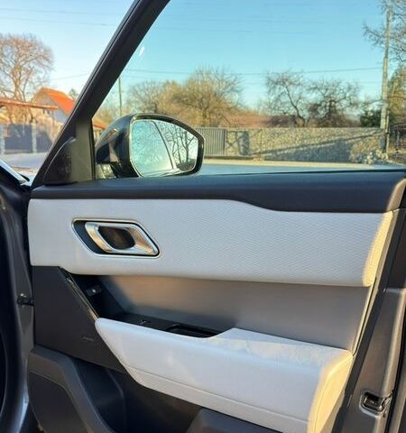 Серый Ленд Ровер Рендж Ровер Велар, объемом двигателя 2 л и пробегом 98 тыс. км за 41500 $, фото 11 на Automoto.ua