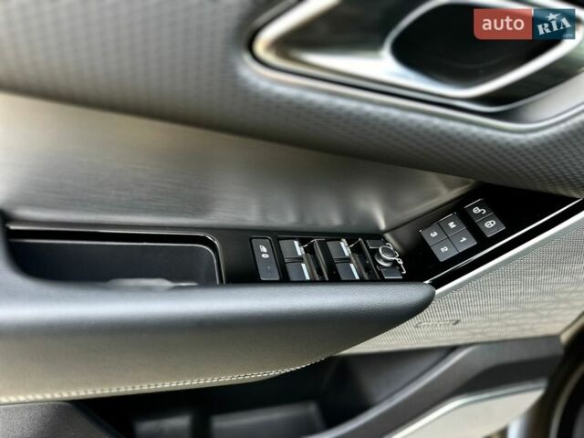 Серый Ленд Ровер Рендж Ровер Велар, объемом двигателя 2 л и пробегом 174 тыс. км за 33990 $, фото 34 на Automoto.ua