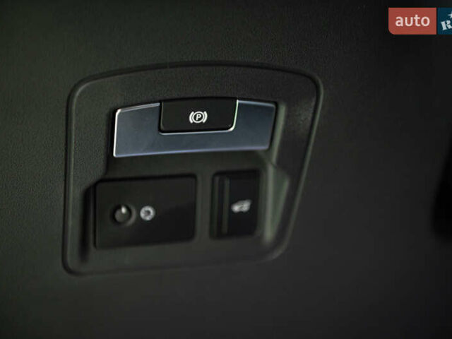 Сірий Ленд Ровер Рендж Ровер Велар, об'ємом двигуна 2 л та пробігом 49 тис. км за 39900 $, фото 30 на Automoto.ua