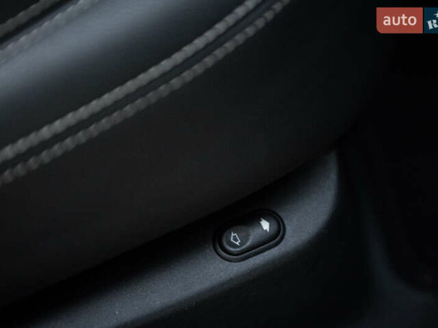 Сірий Ленд Ровер Рендж Ровер Велар, об'ємом двигуна 2 л та пробігом 49 тис. км за 39900 $, фото 23 на Automoto.ua