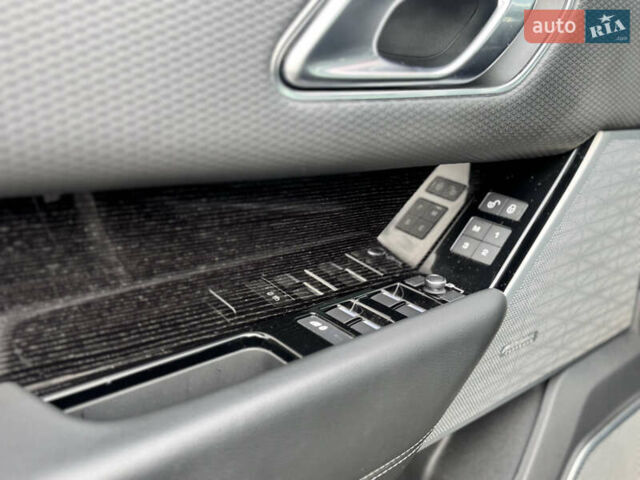 Серый Ленд Ровер Рендж Ровер Велар, объемом двигателя 2 л и пробегом 52 тыс. км за 32900 $, фото 14 на Automoto.ua