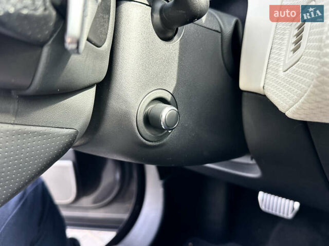 Серый Ленд Ровер Рендж Ровер Велар, объемом двигателя 2 л и пробегом 62 тыс. км за 39900 $, фото 17 на Automoto.ua