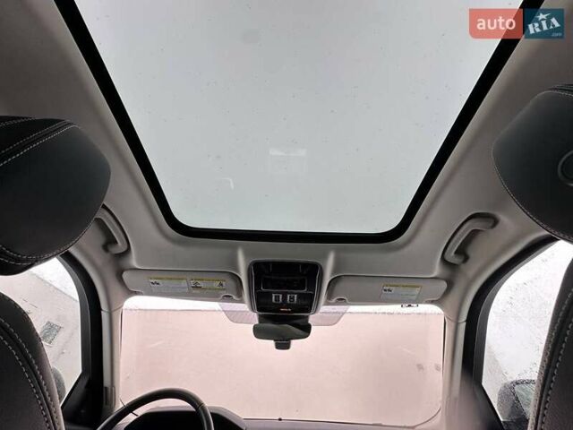 Серый Ленд Ровер Рендж Ровер Велар, объемом двигателя 2 л и пробегом 75 тыс. км за 29800 $, фото 17 на Automoto.ua