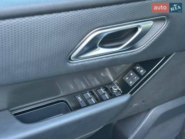 Серый Ленд Ровер Рендж Ровер Велар, объемом двигателя 2 л и пробегом 74 тыс. км за 33000 $, фото 11 на Automoto.ua