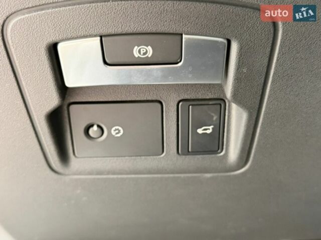 Сірий Ленд Ровер Рендж Ровер Велар, об'ємом двигуна 2 л та пробігом 157 тис. км за 34000 $, фото 8 на Automoto.ua