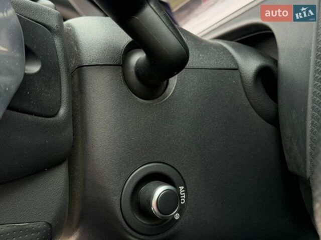 Сірий Ленд Ровер Рендж Ровер Велар, об'ємом двигуна 2 л та пробігом 157 тис. км за 34000 $, фото 12 на Automoto.ua