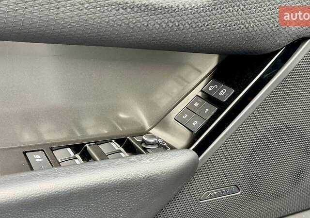 Серый Ленд Ровер Рендж Ровер Велар, объемом двигателя 2 л и пробегом 92 тыс. км за 32900 $, фото 8 на Automoto.ua